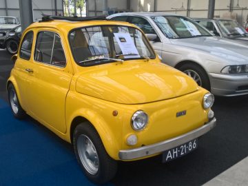 In de showroom voor Wheels in the West 2017 staat een gele Fiat 500 geparkeerd.