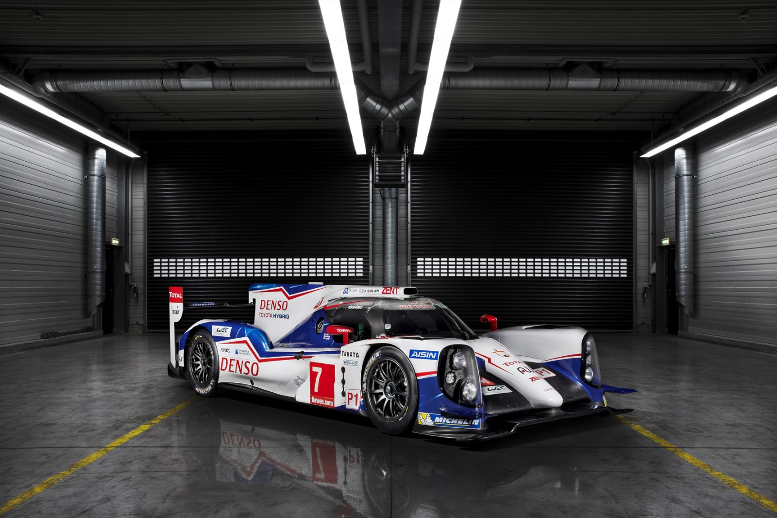 01_toyota_ts040_hybrid_op_scherp_voor_fia_world_endurance_championship_2014.jpg