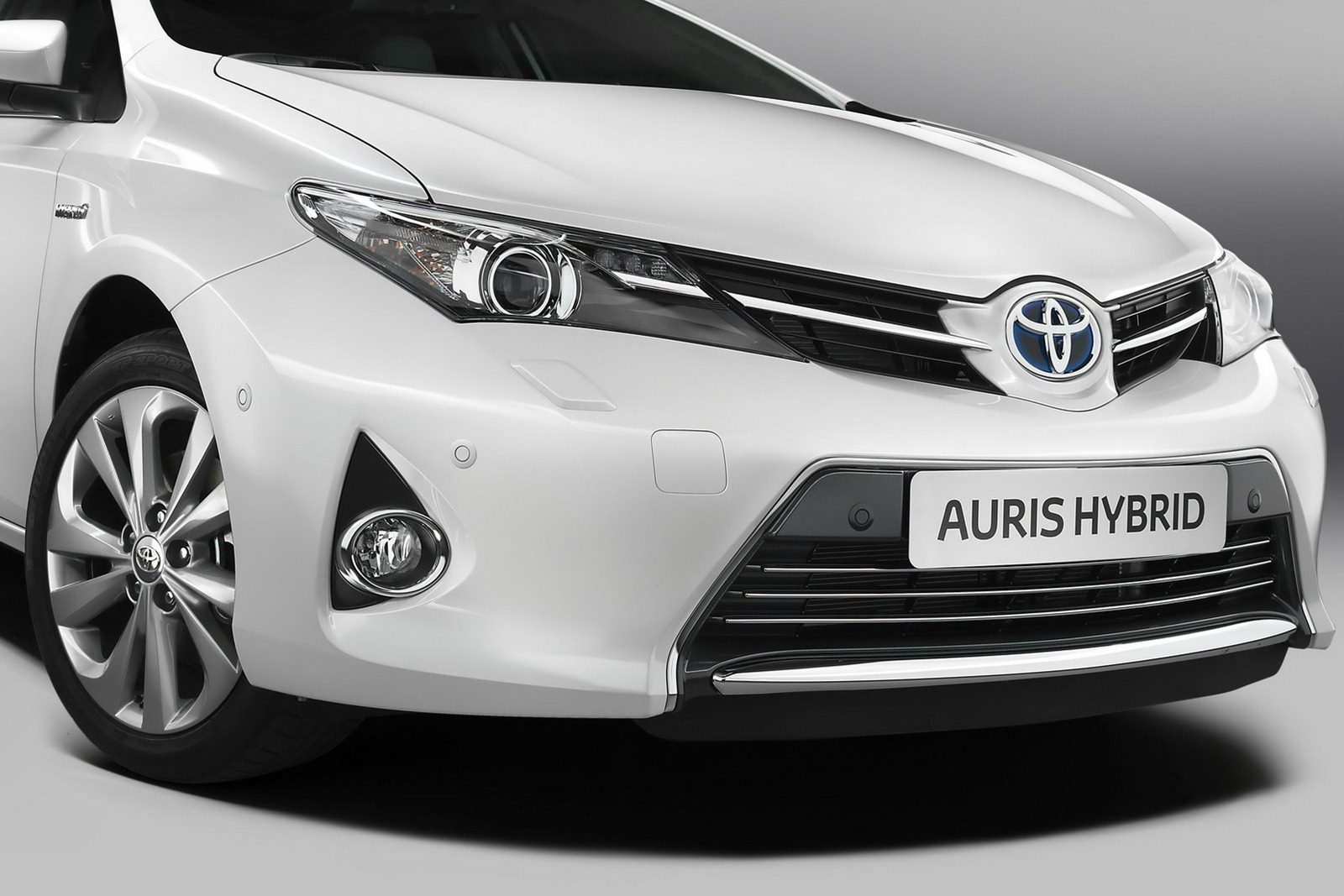 2013-Toyota-Auris-Hybrid-Front-Side1.jpg