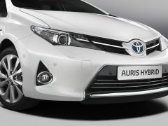 2013-Toyota-Auris-Hybrid-Front-Side1.jpg