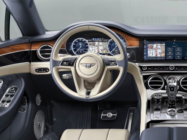 Het interieur van de Bentley Continental GT 2019 bevat hout verwerkte details.