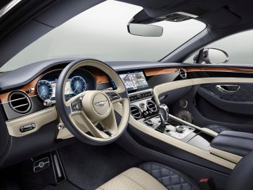 Het interieur van de Bentley Continental GT 2019 is voorzien van houtverwerkingsaccenten.