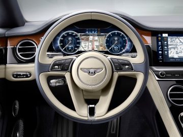 Het stuur en dashboard van de Bentley Continental GT uit 2019, verwerkt met 3 meter hout.