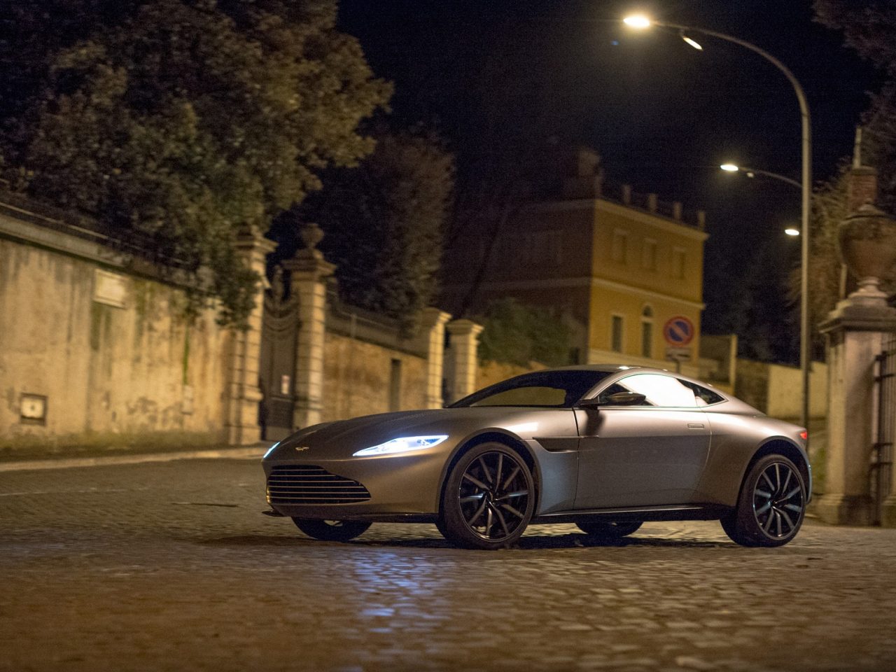 Aston Martin DB10 10
