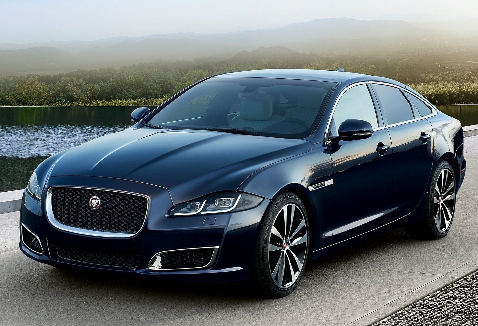 Jaguar XJ50 viert 50 jaar XJ