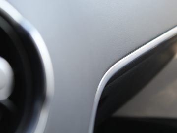 Een close-up van de airconditioningopening van een Kia Stinger.
