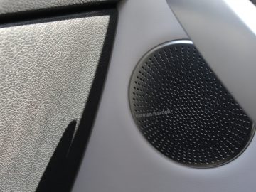 Een close-up van een luidspreker in een Kia Stinger-auto.