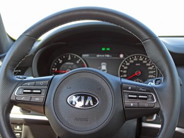 Het stuur en dashboard van een Kia Stinger.