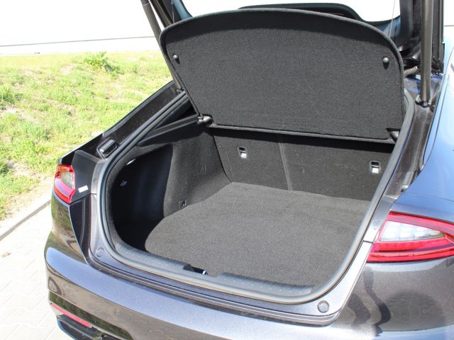 De kofferbak van een grijze Kia Stinger met de kofferbak open.