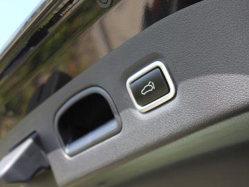 Een close-up van een knop op het dashboard van een Kia Stinger.