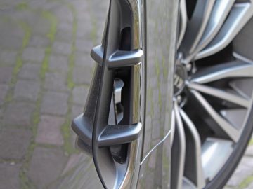 Een close-up van de deurklink van een Kia Stinger-auto.