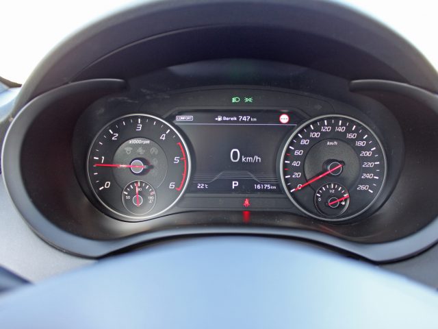 Het dashboard van een Kia Stinger met diverse meters en indicatoren.