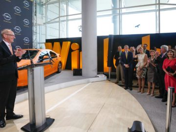 Koningspaar bezoekt Opel-fabriek