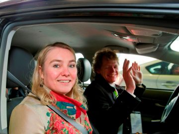 Manalie Schulz vertrekt in de zelfsturende auto.