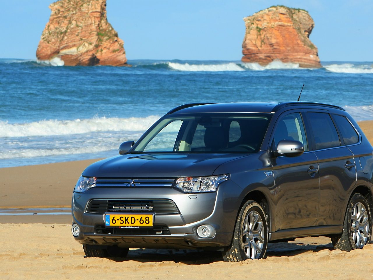 Mitsu-PHEV2.jpg