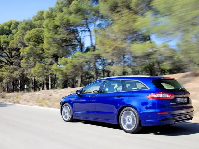 Mondeo-Wagon-2014-1.jpg