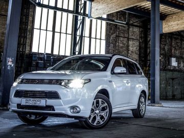 Outlander-PHEV-2.jpg