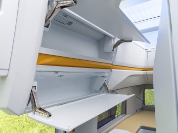 De binnenkant van een trein met een bed, een bureau en de sfeer van een natte droom.