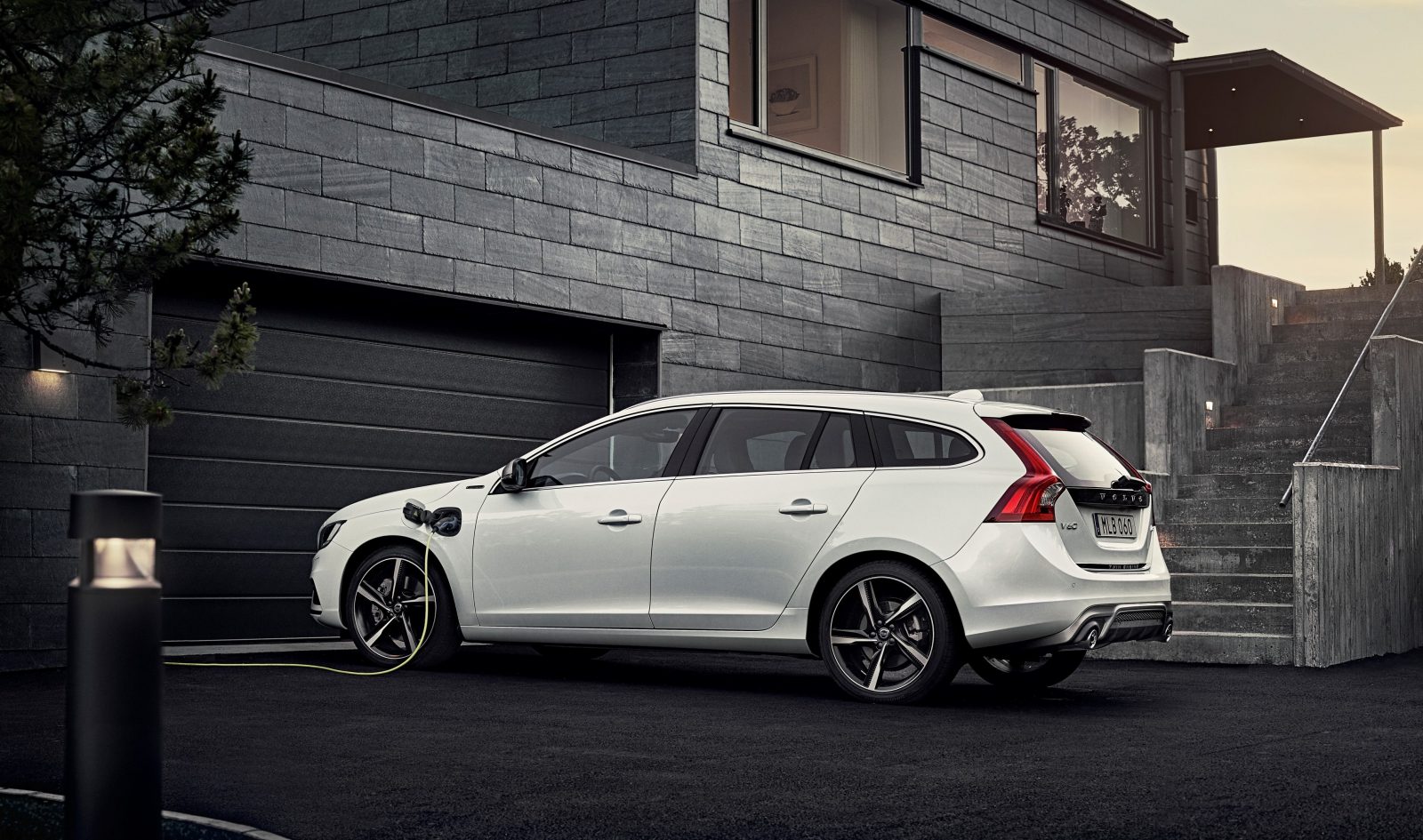 Volvo V60 D5 Twin Engine 2016 1