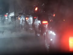 Een groep geïmporteerde gebruikte auto's stond 's nachts op straat, waar rook uitkwam.