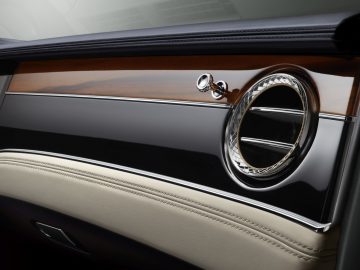 Het interieur van een Bentley Continental GT is met een houten deurgreep verwerkt.