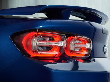 De achterlichten van een Chevrolet Camaro.