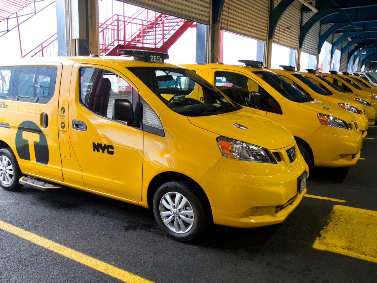 Автомобили подходящие под такси. Nissan nv200 Taxi. Ниссан нв 200 такси. Nv200 такси Ньорка. Nissan nv200 в такси Америка.