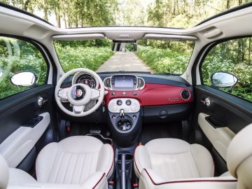 Het interieur van een Fiat 500, ontworpen voor een culinair avontuur.