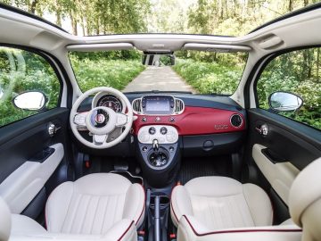 Het interieur van een Fiat 500, perfect voor een autostedentrip.