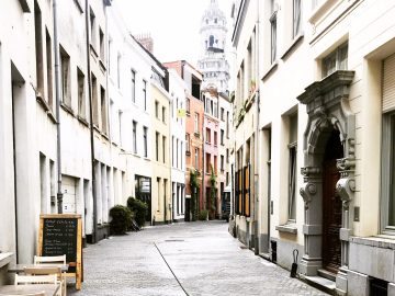 Een smal geplaveid straatje in Brussel, België biedt een culinair avontuur.