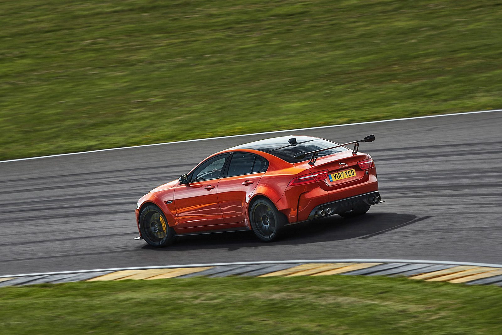 De Jaguar XE SV Project 8 rijdt op een racecircuit.