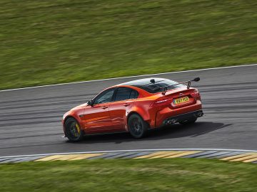 De Jaguar XE SV Project 8 rijdt op een racecircuit.