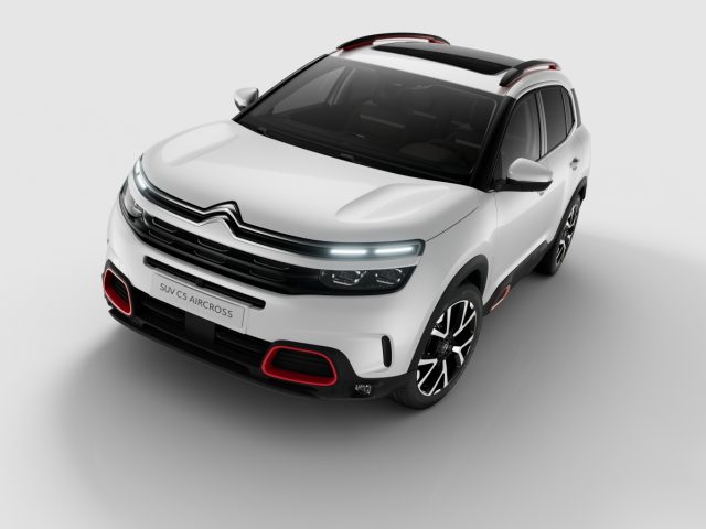 De nieuwe Citroën C5 Aircross wordt weergegeven op een witte achtergrond.