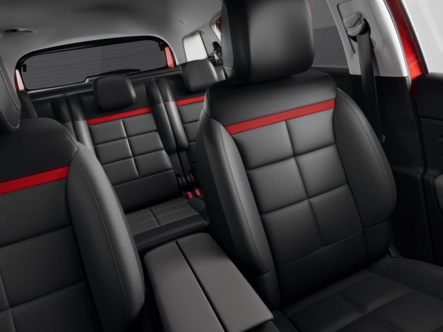 Het interieur van de Citroën C5 Aircross beschikt over zwart lederen stoelen en rode bekleding.