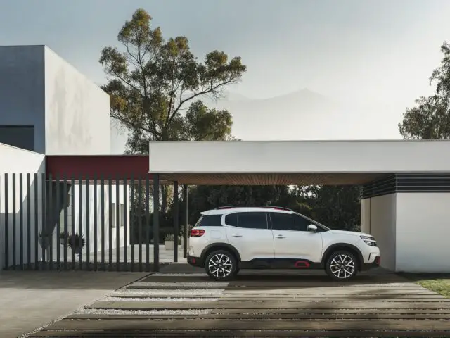 De nieuwe Citroën C5 Aircross staat geparkeerd voor een modern huis.