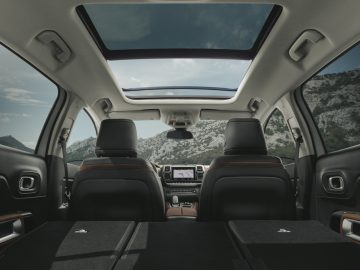Het interieur van een Toyota Land Cruiser uit 2020, dat doet denken aan de styling van een Citroën C5 Aircross.