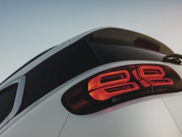 Een close-up van de achterlichten van een witte Citroën C5 Aircross.