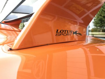Lotus Exige GT3 voor de deur bij Van der Kooi Sportcars in Houten - Foto: Bart Oostvogels
