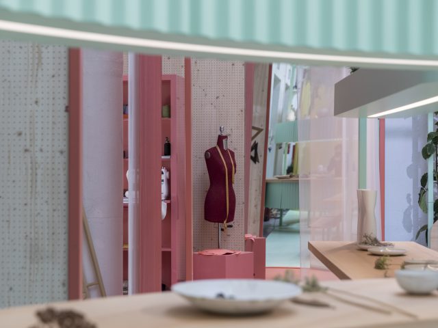 Een roze en groene kamer met een MINI-etalagepop.
