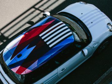 De motorkap van een exclusief MINI-model met een Amerikaanse vlag erop, ter ere van het huwelijk van prins Harry.
