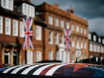 Britse vlaggen op de motorkap van een MINI, een exclusief model.