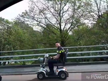 Politie op scootmobiel