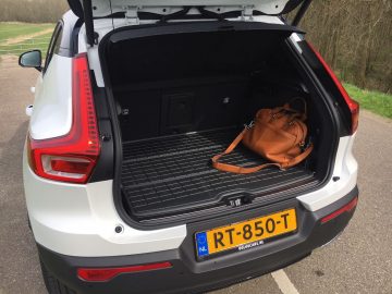 De kofferbak van een Volvo XC40 met een tas erin.