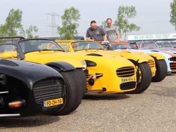 Een geel-zwarte Donkervoort-sportwagen.