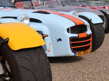 Een blauw-oranje Donkervoort-sportwagen.