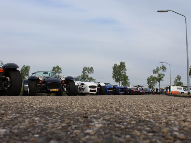 Een groep Donkervoort-auto's geparkeerd op een parkeerplaats.