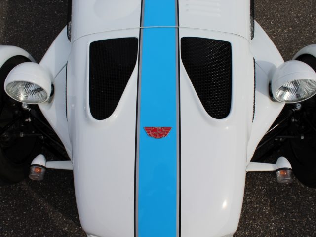 Een Donkervoort wit-blauwe raceauto met een blauwe streep.