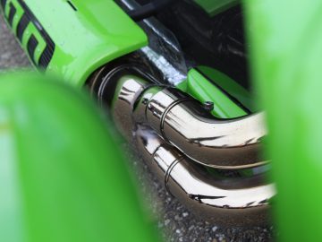Een close-up van een groene Donkervoort-motorfietsuitlaat.