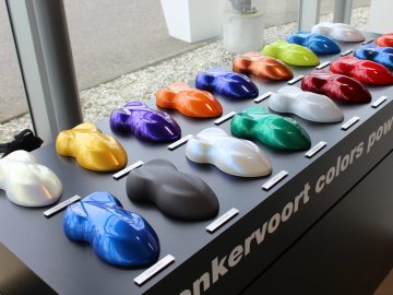 Een tentoonstelling van verschillend gekleurde Donkervoort motorfietsen.