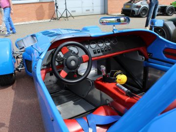Een blauw-rode Donkervoort-raceauto.